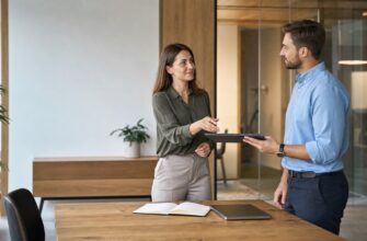 Руководитель благодарит сотрудника за вклад в работу команды в современном офисе